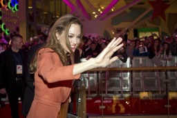 Pese a los problemas tanto la actriz como la producción han sido bien recibida en Bosnia, no tanto así en Serbia, donde no se exhibirá